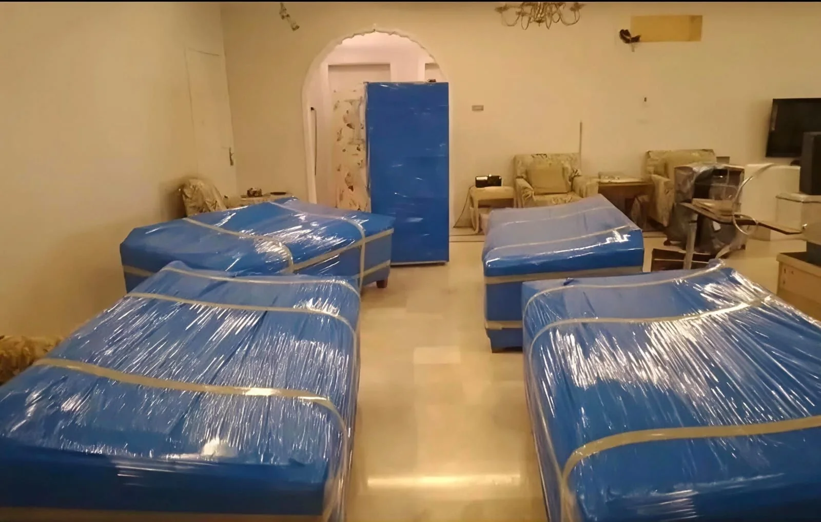 قطع أثاث مغلفة ومجهزة للنقل داخل الرياض