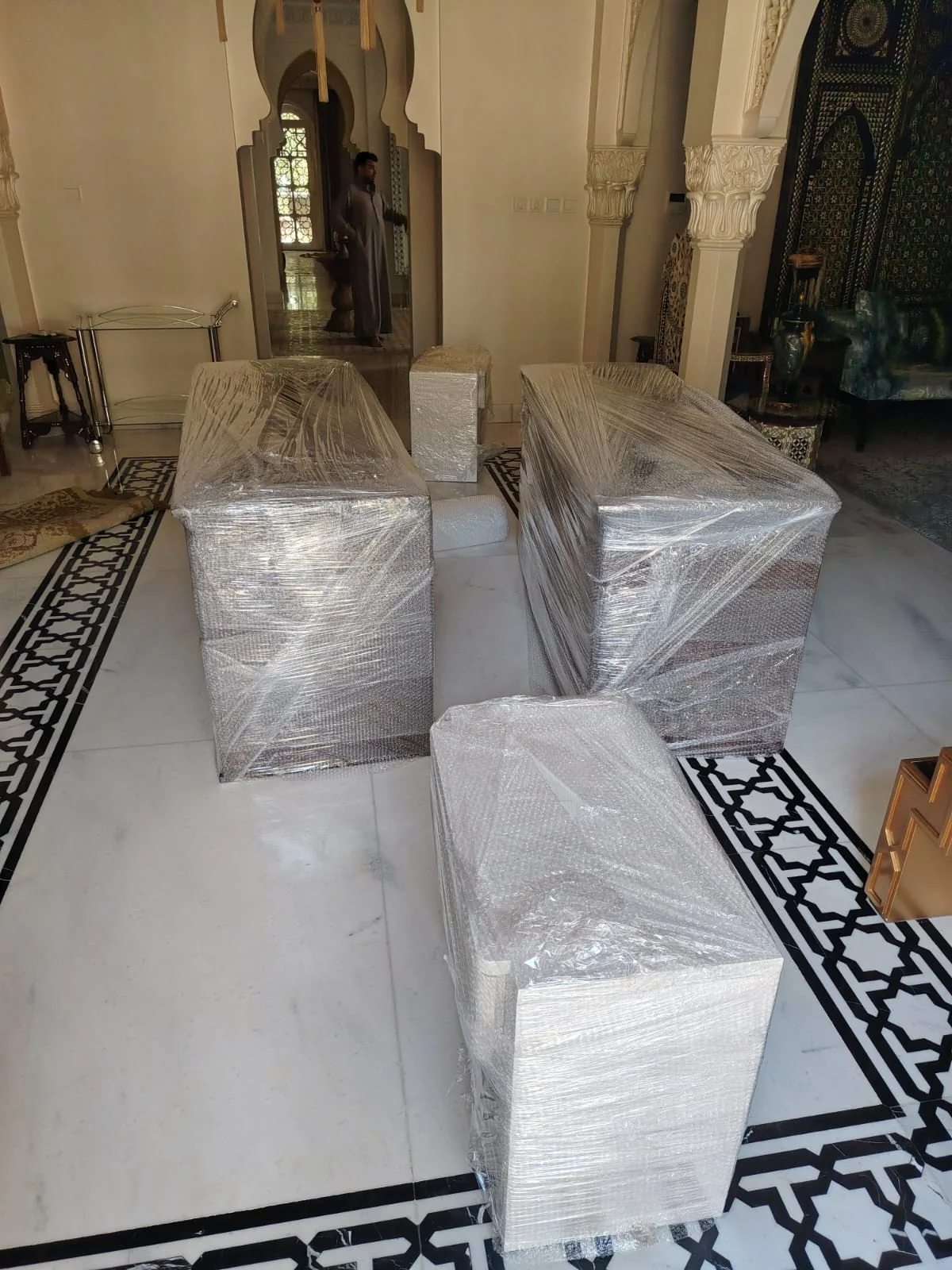 أثاث مغلف بالبلاستيك وجاهز للنقل في الرياض